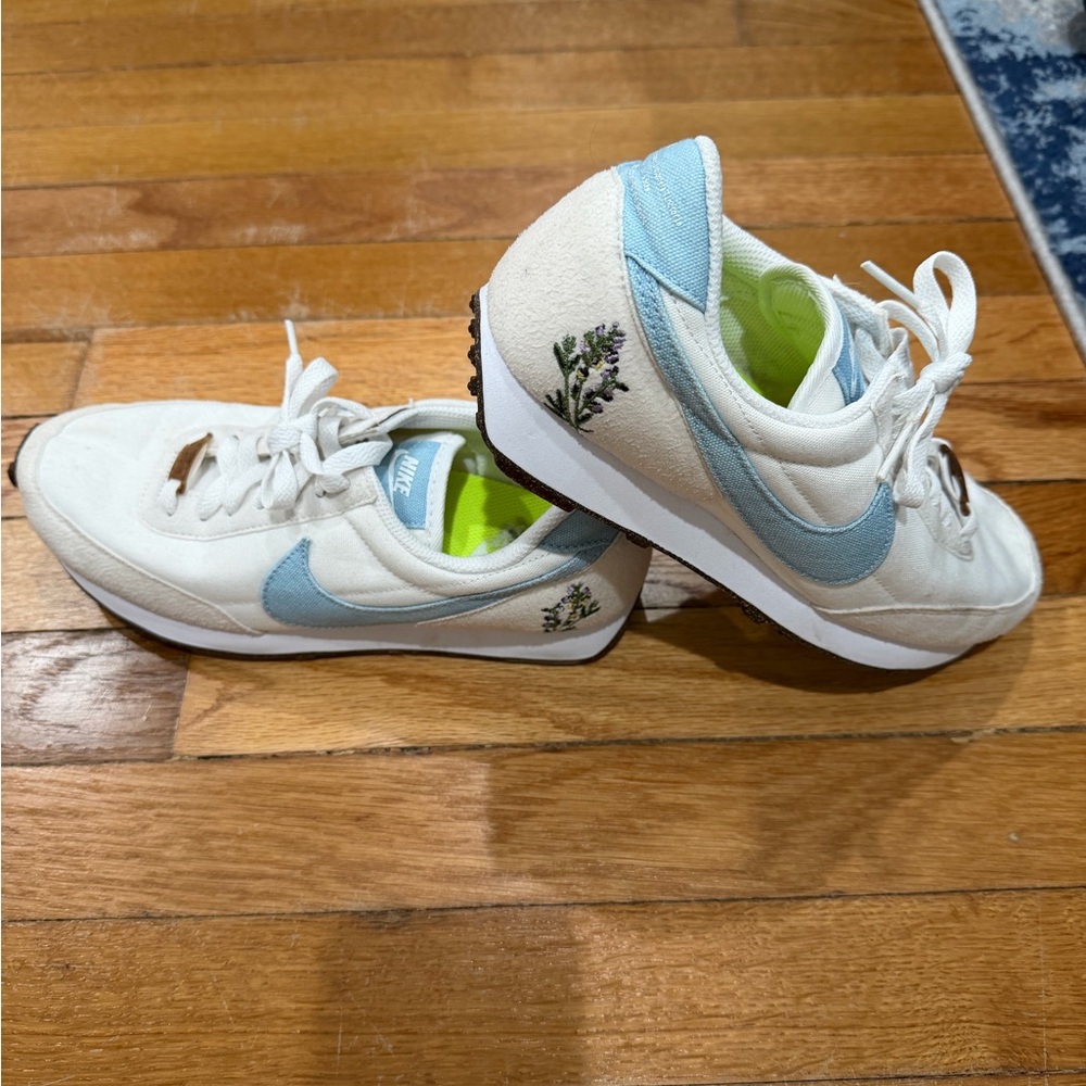 Nike women’s Daybreak SE